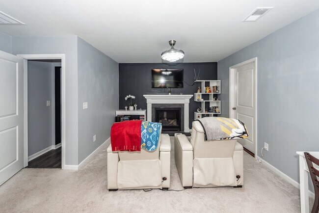 Building Photo - 4 Bedroom, 3.5 Bathroom Home in Summers Co...