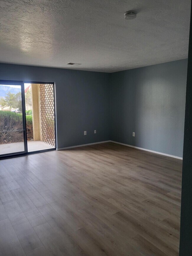 Building Photo - 837 Country Club Dr SE