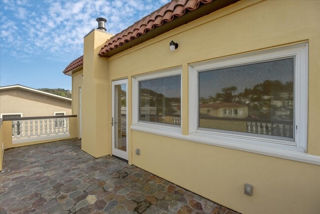 Building Photo - 175 Vasquez Ave