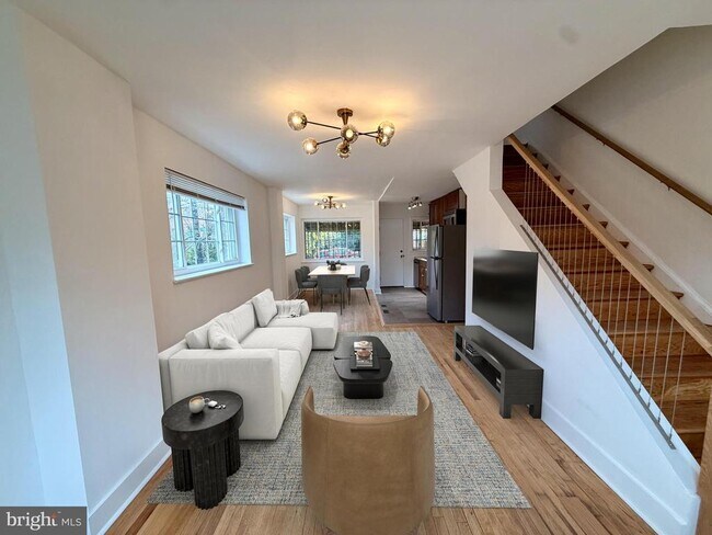 Building Photo - 1300 Dexter Terrace SE