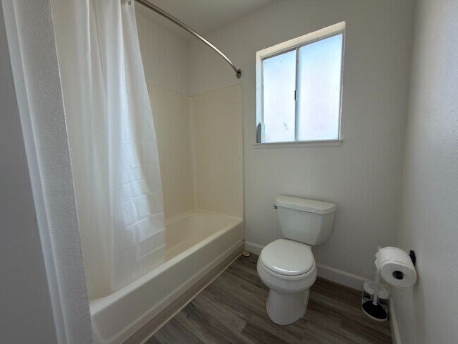Building Photo - Prime Santa Clara Location | Bright 3BR/2.5BA End-Unit | 2 Primary Suites | Central Heat & AC