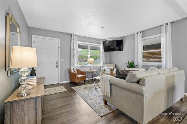 Building Photo - 110 SE 13th St