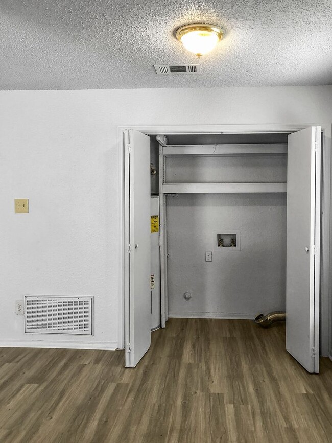 Building Photo - 821 N Mesquite St