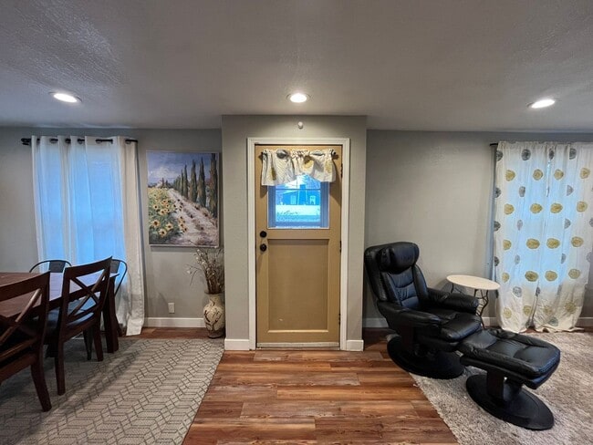 Building Photo - Move-in Ready 3 Bedroom Downtown Home