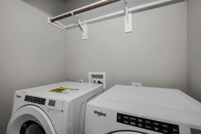 Building Photo - Stunning 3 Bedroom 3.5 Bathroom Townhome i...