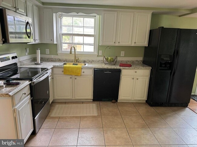 Building Photo - 12461 Hedges Run Dr