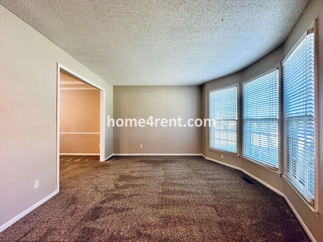 Building Photo - Beautiful, Spacious Home w/ Open Floor Pla...