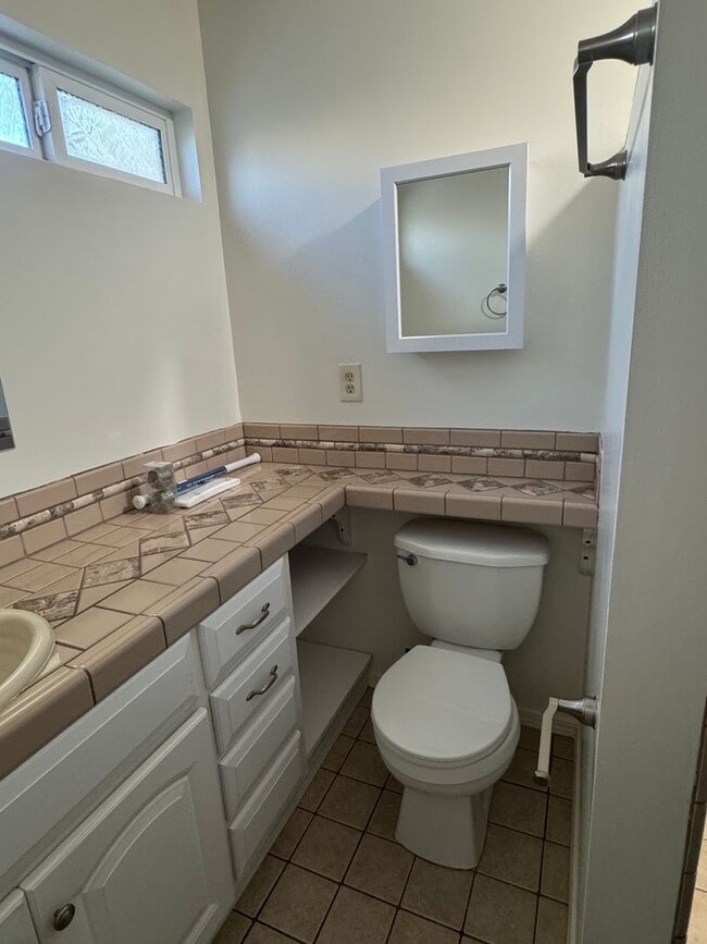 Building Photo - 5 Bedroom, 3.5 Bath, Beautiful 1,856 SQ FT...