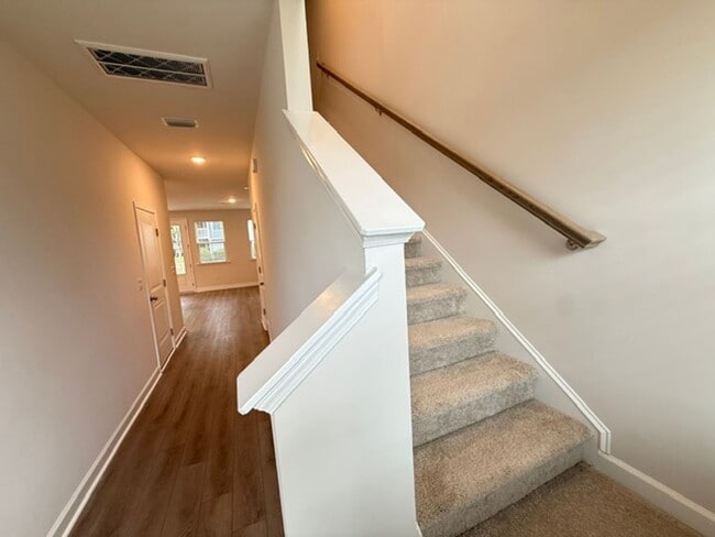 Building Photo - 3 Bedroom 2.5 Bathroom Townhouse in Windward Village - Summerville