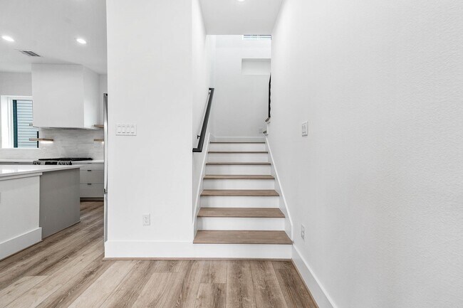 Building Photo - 313 N Nagle St