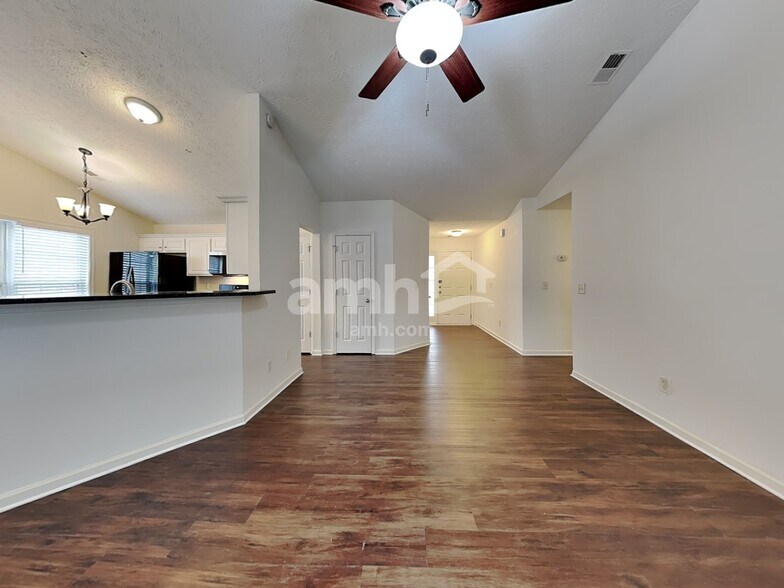 Building Photo - 558 The Blvd