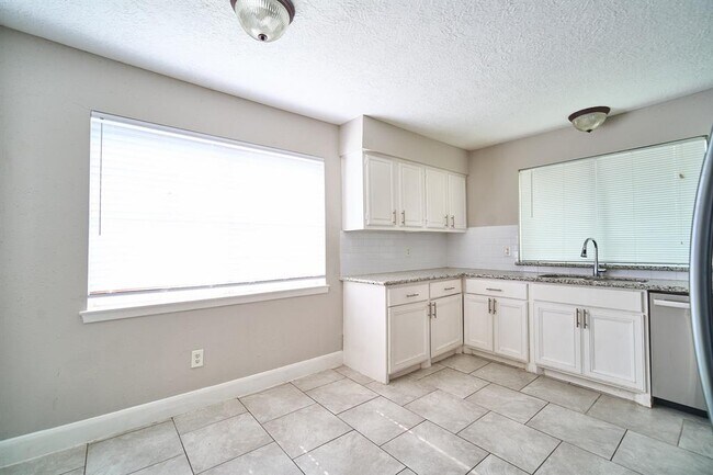Building Photo - 923 Kenforest Dr