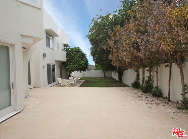 Building Photo - 269 N Bundy Dr