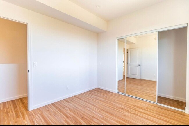 Building Photo - 4BR 3Ba Modern Townhome in Prime NOHO