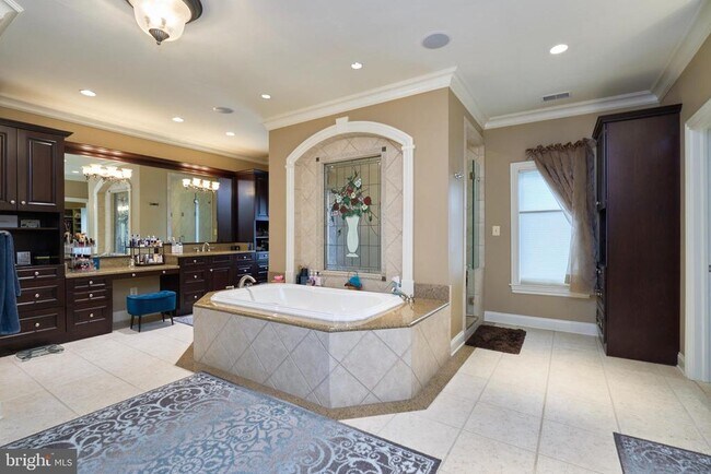 Building Photo - 7841 Montvale Way
