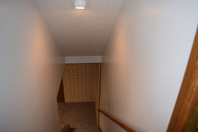 Building Photo - 2210 Skyline Dr