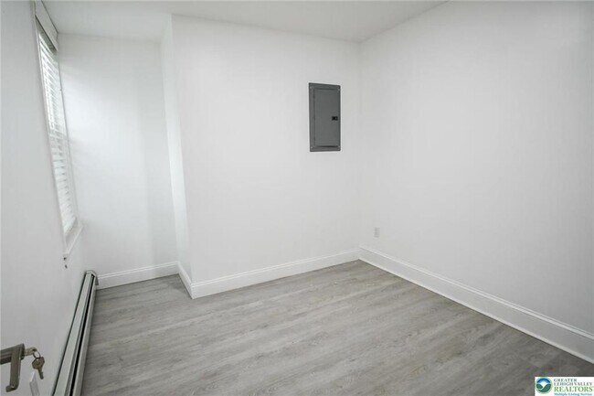 Building Photo - 459 Linden St