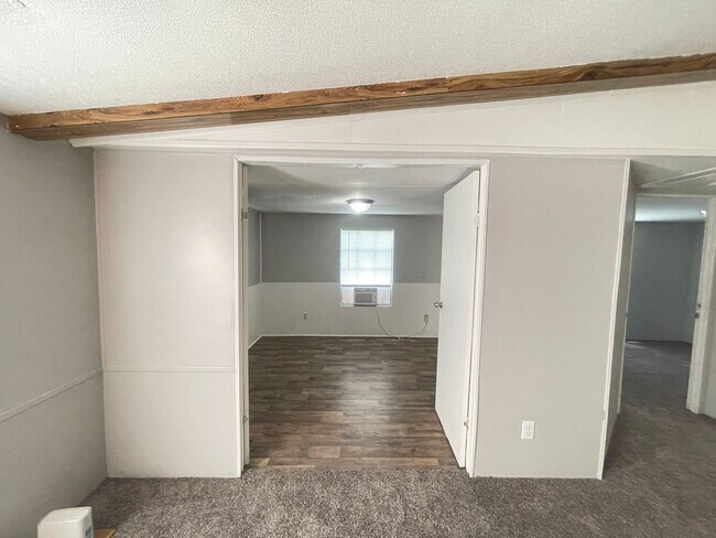 Building Photo - Lovely Home is Quiet Southwest Jacksonvill...