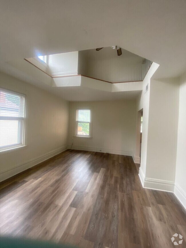 Building Photo - Must see 2 Bed 1 Bath apartment in Bellevue