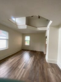 Building Photo - Must see 2 Bed 1 Bath apartment in Bellevue