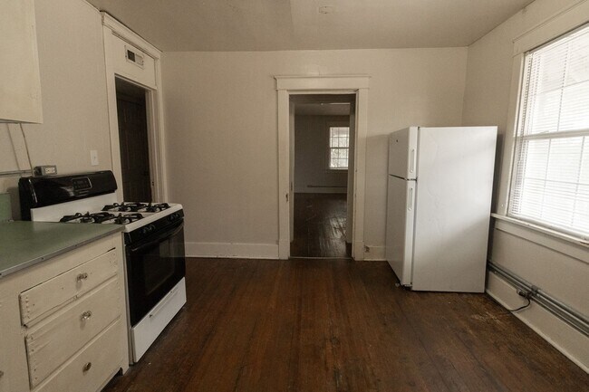 Building Photo - 2 Bedroom House Just Steps From Downtown & Campus