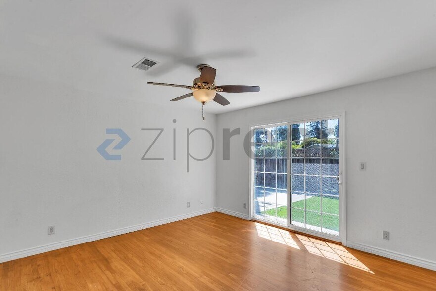 Building Photo - Unit