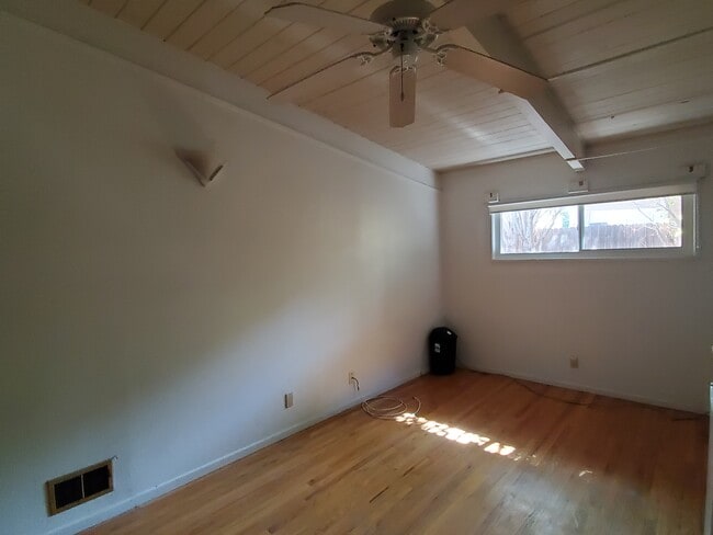 Building Photo - 10852 Plainview Ave