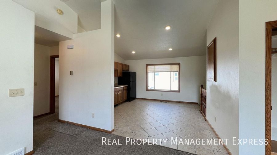 Building Photo - Prime Location 3-Bedroom Gem