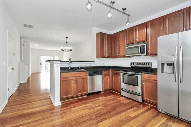 Building Photo - Spacious 2BD/2.5BA Condo in NODA!