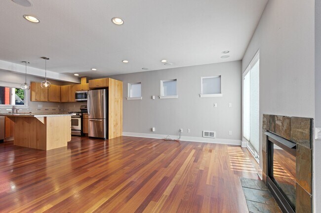 Building Photo - 3Bd/2.5Ba Seattle Townhouse