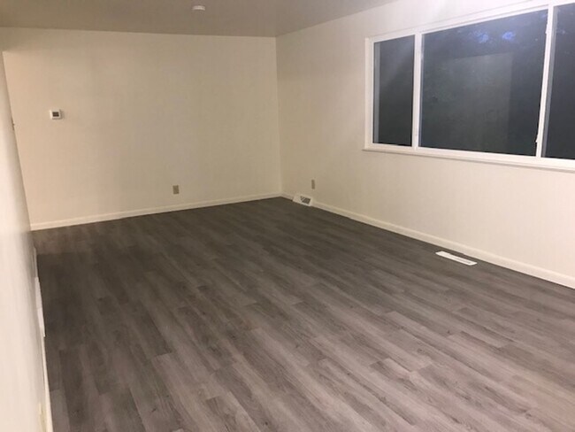 Building Photo - 3 bedroom/1.5 bath house in Seneca School ...