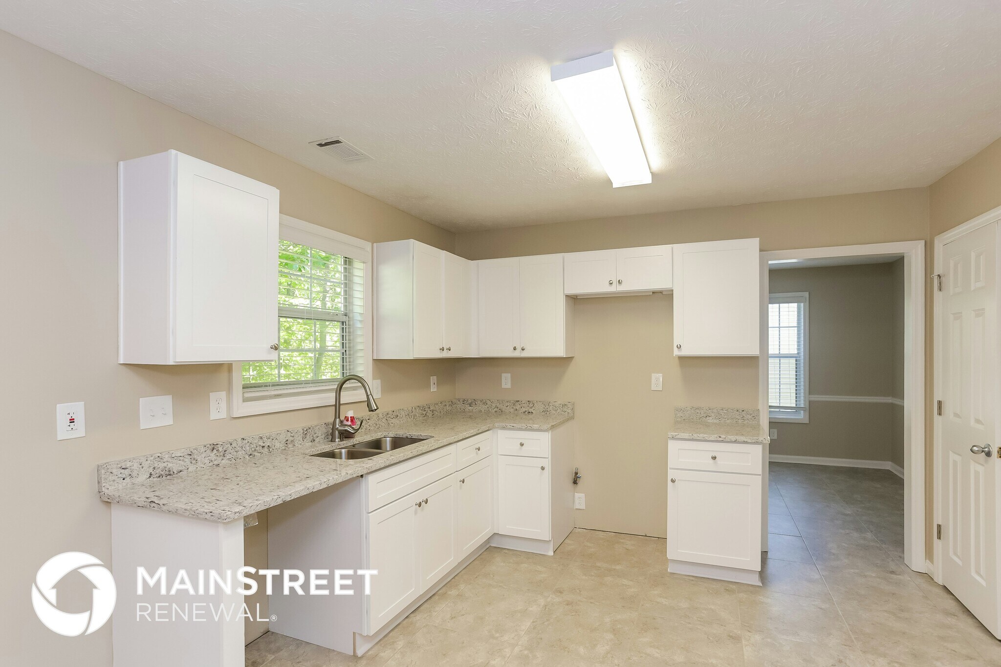 Building Photo - 546 Lone Oak Dr