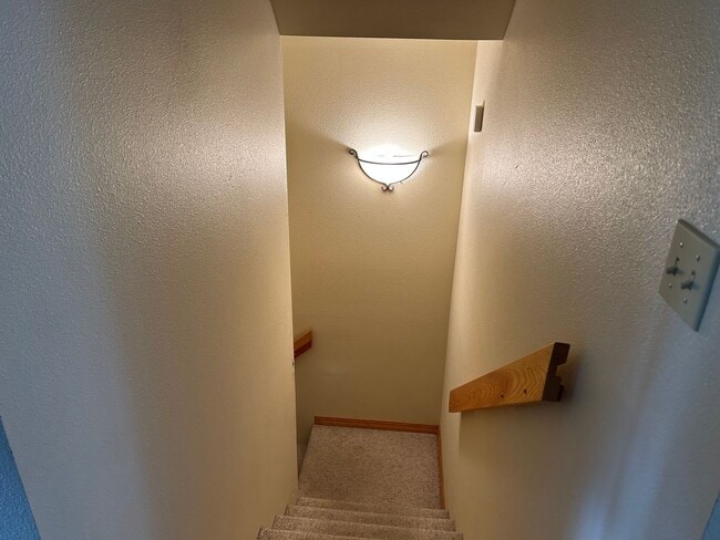 Building Photo - 3 bedroom home with deck views of the lake and mountains in Lakeside!