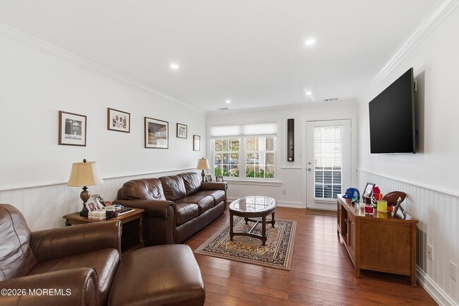 Building Photo - 327 Sequoia Ct