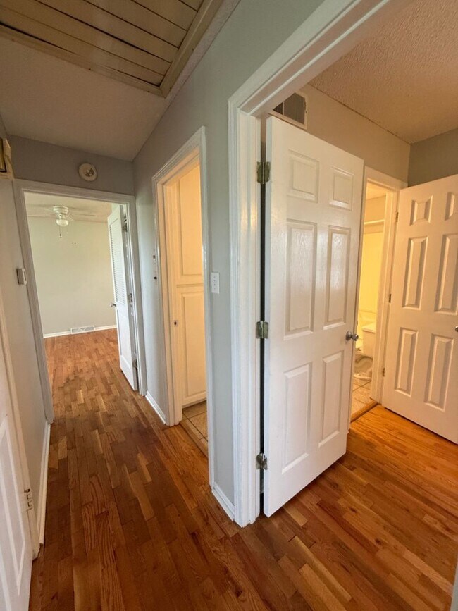 Building Photo - Charming 3-Bedroom, 3-Bathroom Farmhouse outside of Sturgeon MO - just 15 minutes from Columbia!