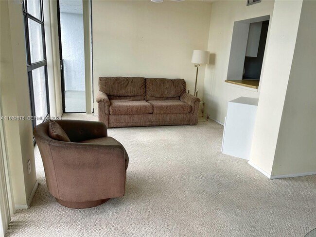 Building Photo - 600 Parkview Dr