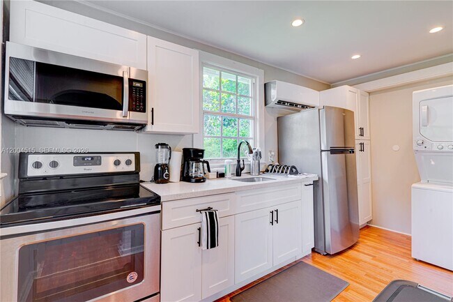 Building Photo - 227 SW 30th Ave