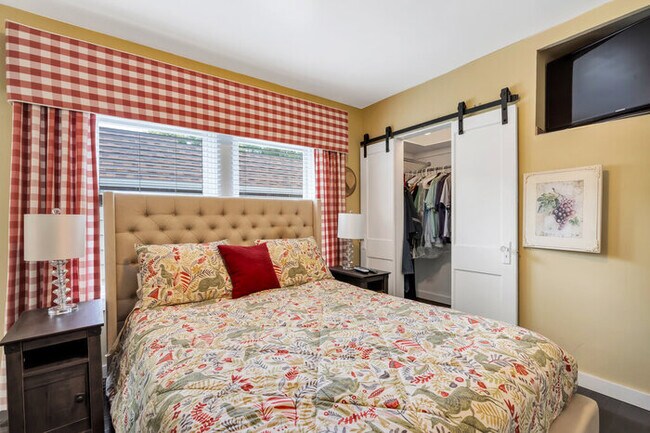 Building Photo - 631 Clover Ln