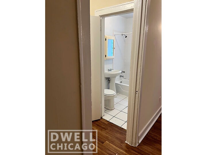 Building Photo - 6900 N Lakewood Ave