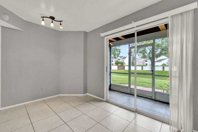 Building Photo - First Floor 2/2 Condo with private back in...