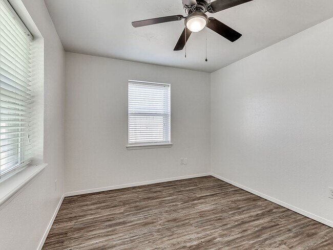 Building Photo - $300 0ff your move in for October 1st! All...