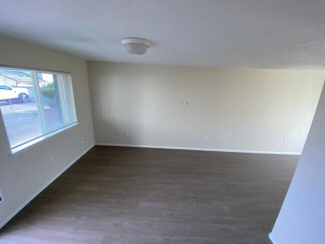 Building Photo - Remodeled 2 Bed 1.5 bath Springfield apartment