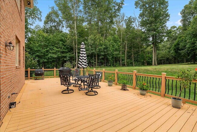 Building Photo - Your New Home Awaits