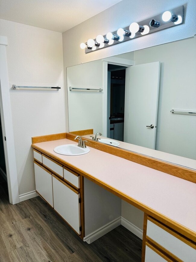 Building Photo - Charming Updated & Spacious Condo in a Peaceful Setting