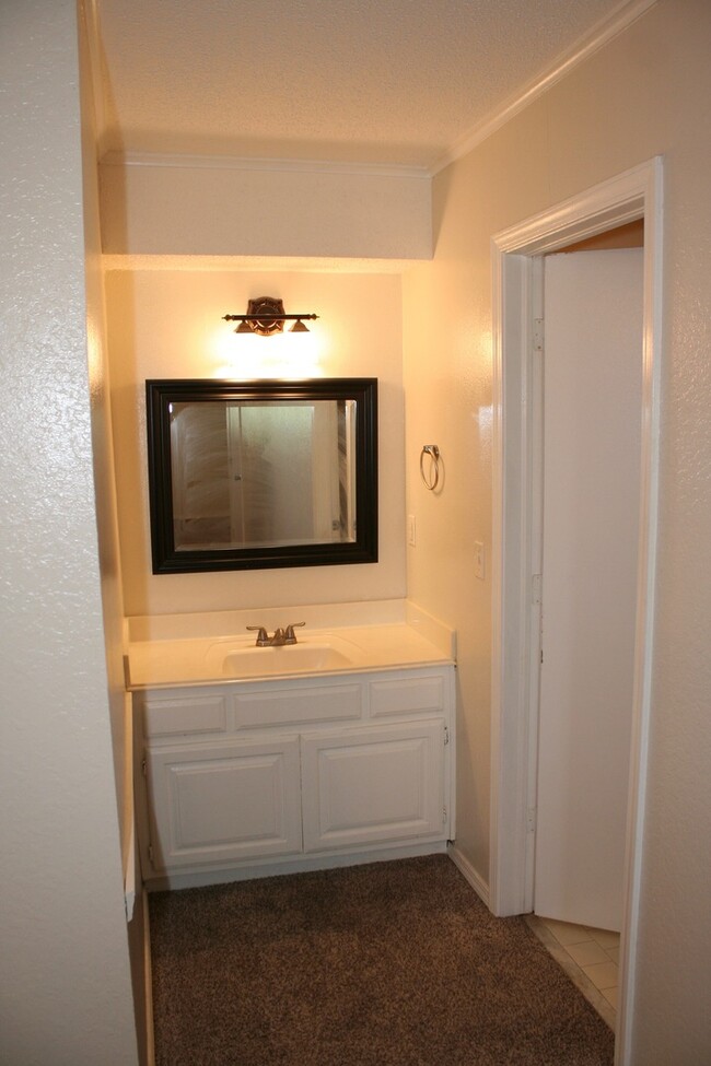 Building Photo - Massive 3 bedroom duplex with living room ...
