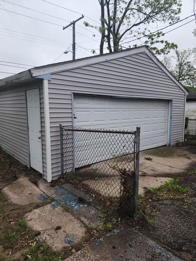 Building Photo - Large 2 Bedroom Home Section 8 accepted!