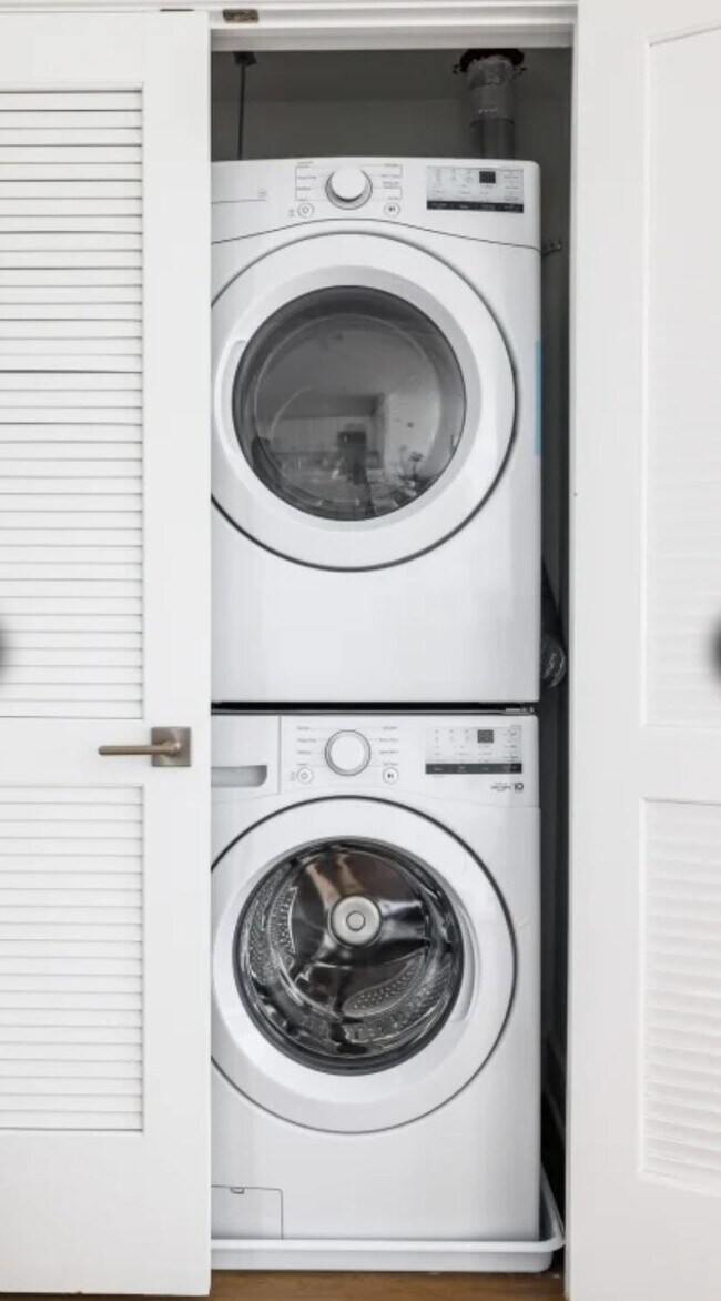 Building Photo - 1038 John F. Kennedy Blvd