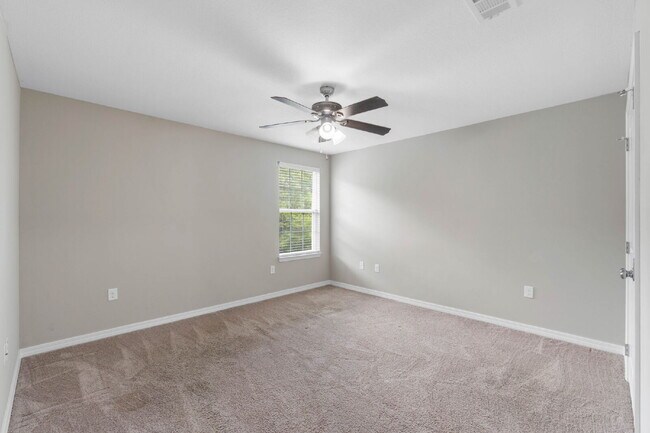 Building Photo - 426 Eisenhower Dr