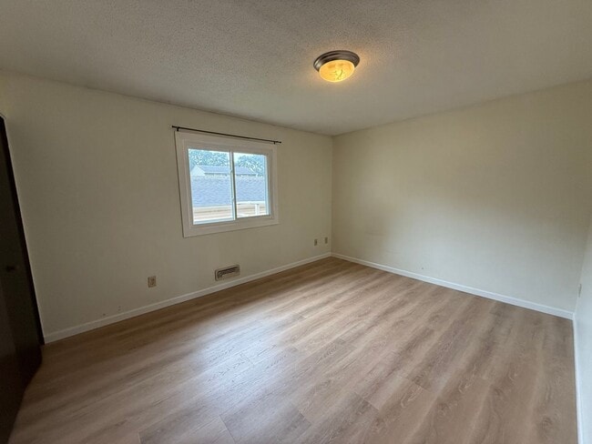 Building Photo - Updated Townhome in Coon Rapids!!  3bed/2bath