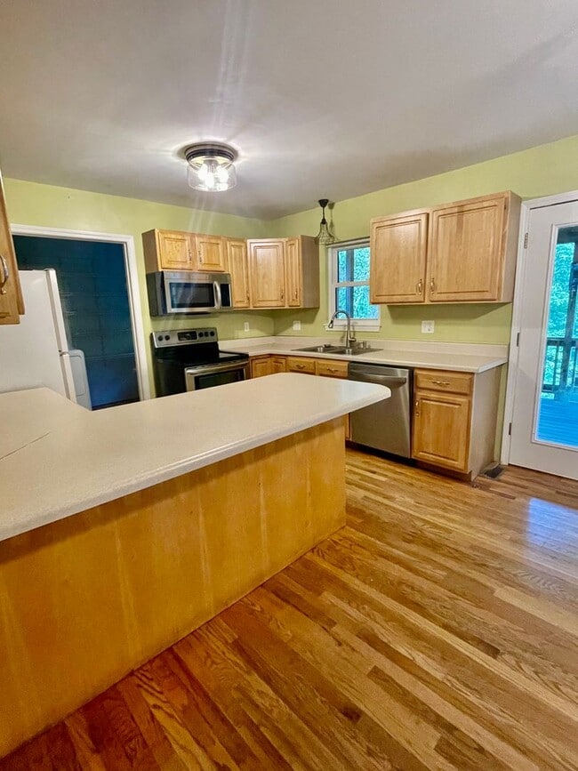 Building Photo - 3 Bed, 2.5 Bath Home For Rent in Fairview